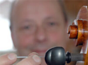 Ralf Schumann beim Akkupunktieren eines Wirbels