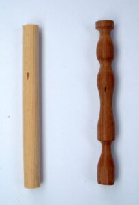Stimmstöcke, links konventionell, rechts Neuentwicklung